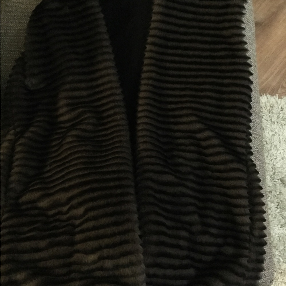 Gently Used Women’s Faux Fur Hooded Vest. Coat W-Pockets